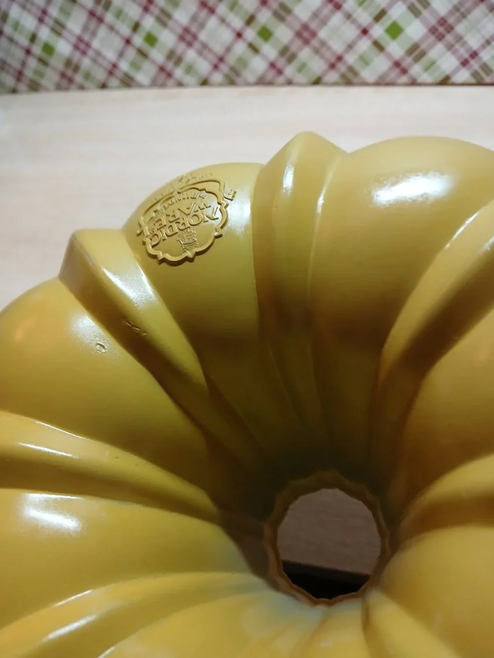 VINTAGE 1970s NORDIC WARE BEST BUNDT FLUTED CAKE PAN YELLOW AND GOLD OMBRE